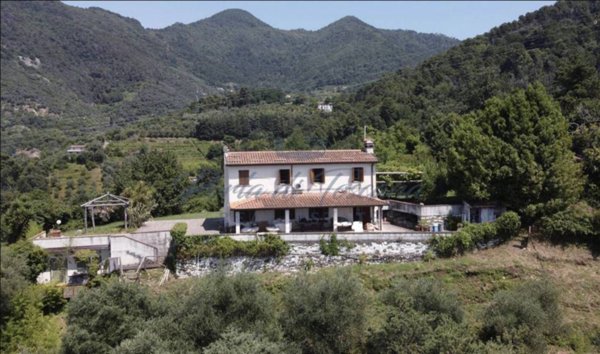 casa indipendente in vendita a Pietrasanta