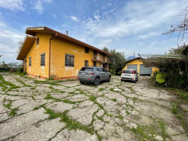 casa indipendente in vendita a Pietrasanta in zona Capezzano