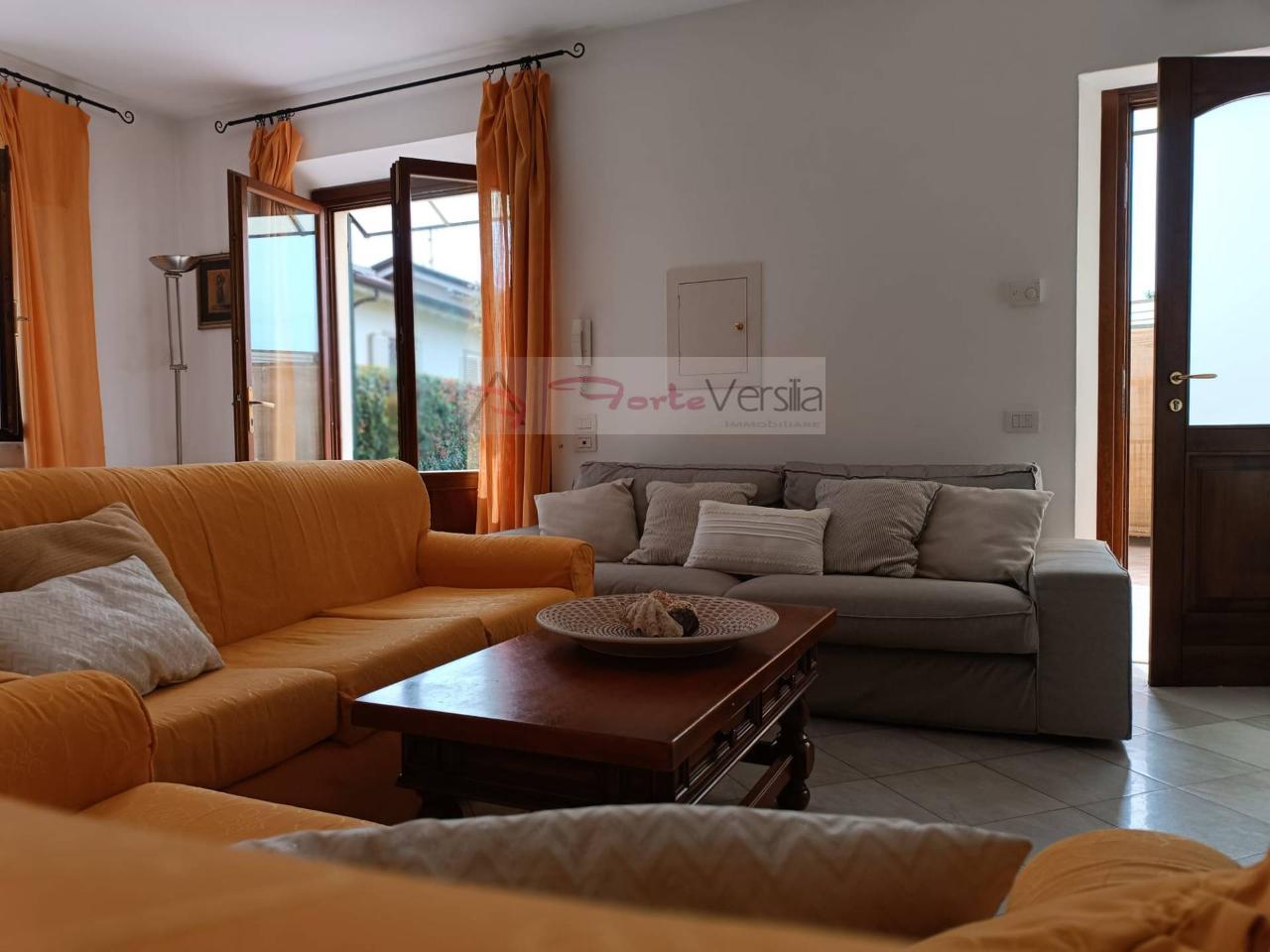 casa indipendente in vendita a Pietrasanta in zona Tonfano