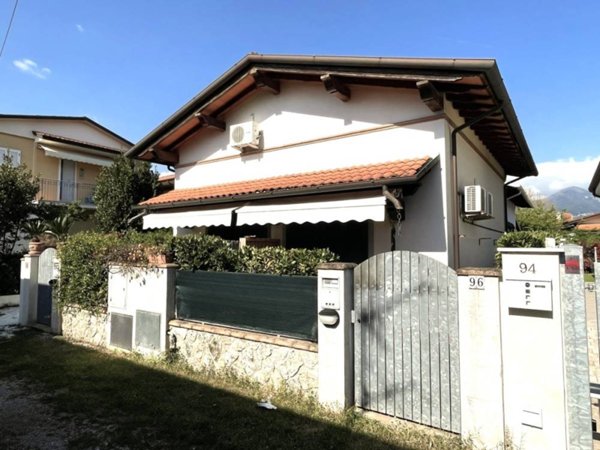 casa indipendente in vendita a Pietrasanta in zona Vignone