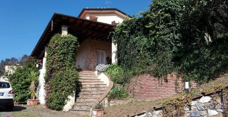 casa indipendente in vendita a Pietrasanta in zona Strettoia