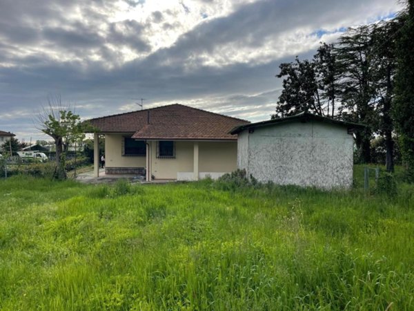 casa indipendente in vendita a Pietrasanta in zona Capezzano