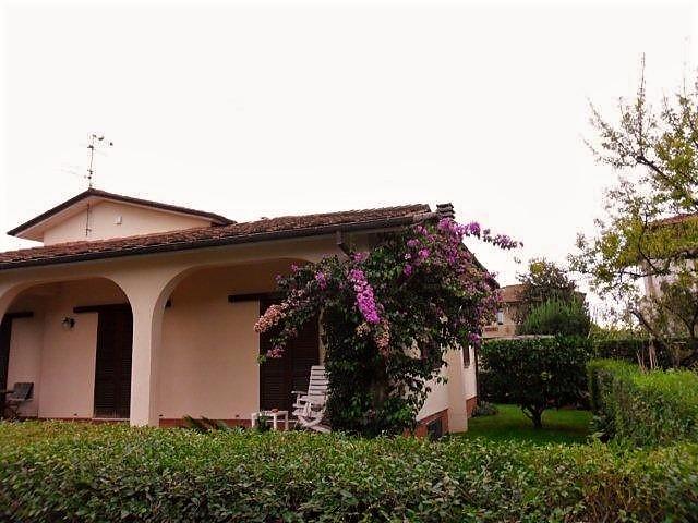 casa indipendente in vendita a Pietrasanta in zona Traversagna