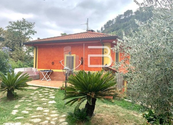 casa indipendente in vendita a Pietrasanta in zona Strettoia