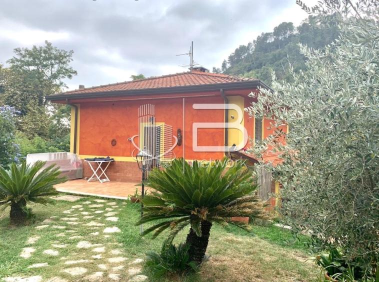 casa indipendente in vendita a Pietrasanta in zona Strettoia