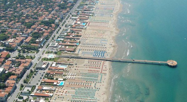 intera palazzina in vendita a Pietrasanta in zona Tonfano