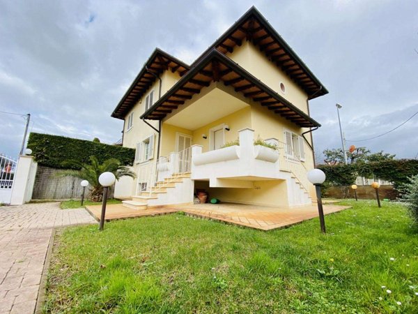 casa indipendente in vendita a Pietrasanta in zona Vignone