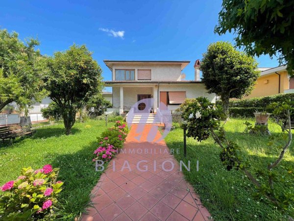 casa indipendente in vendita a Pietrasanta in zona Marina di Pietrasanta