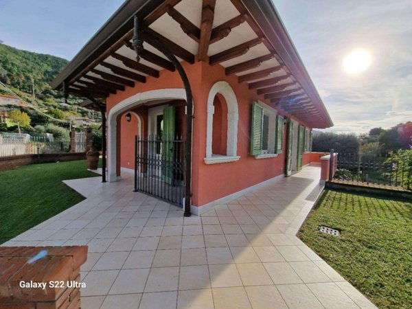 casa indipendente in vendita a Pietrasanta in zona Strettoia