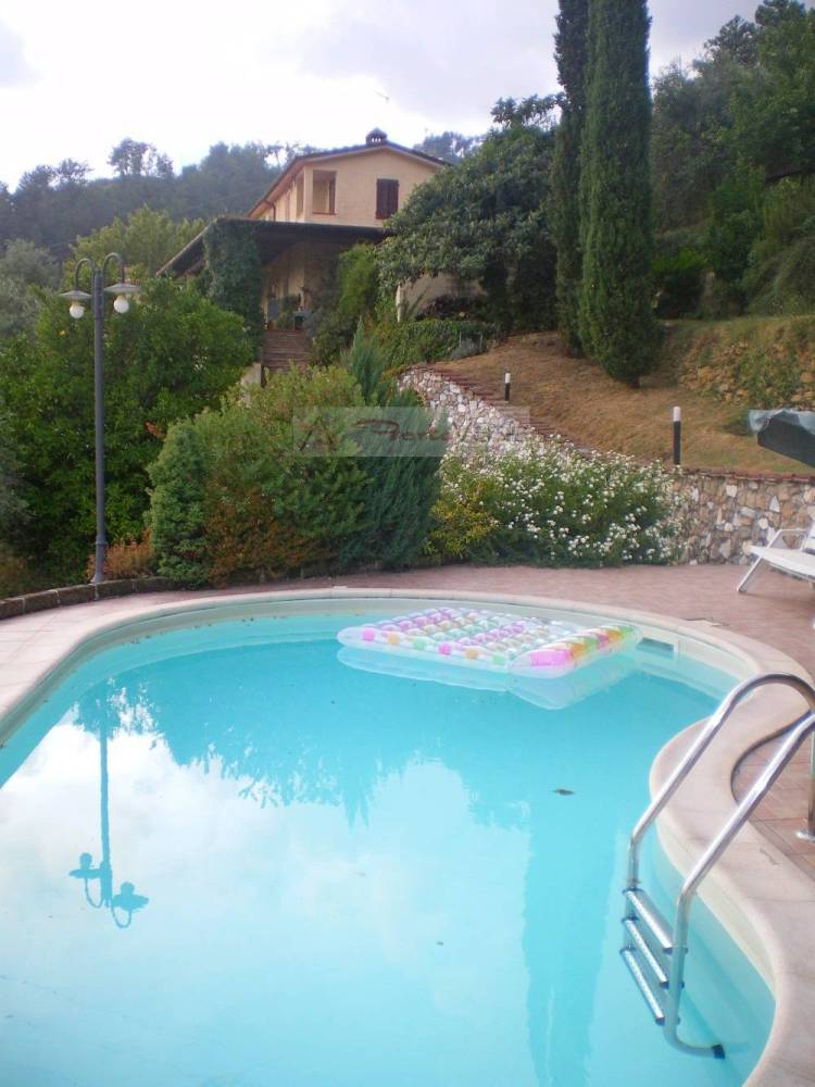 casa indipendente in vendita a Pietrasanta in zona Strettoia