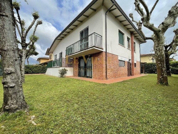 casa indipendente in vendita a Pietrasanta in zona Tonfano