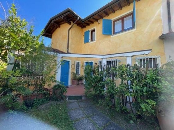 casa indipendente in vendita a Pietrasanta in zona Fiumetto