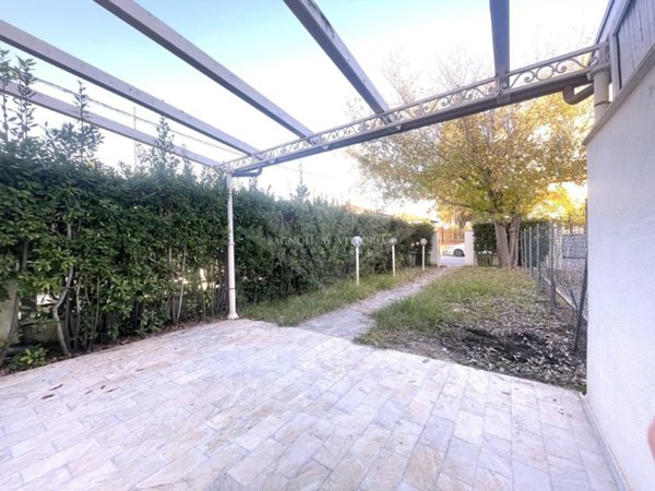 casa indipendente in vendita a Pietrasanta in zona Motrone