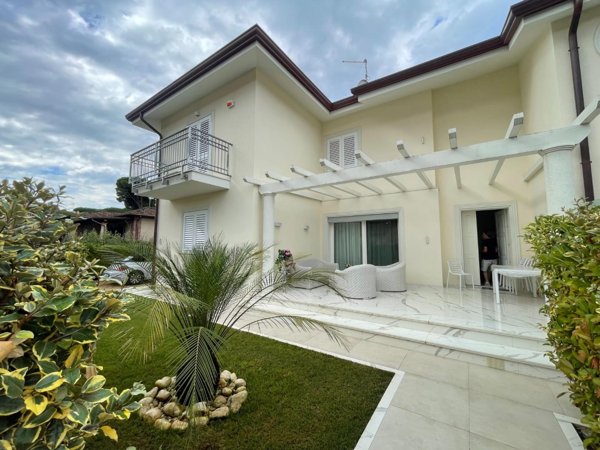 casa indipendente in vendita a Pietrasanta in zona Tonfano