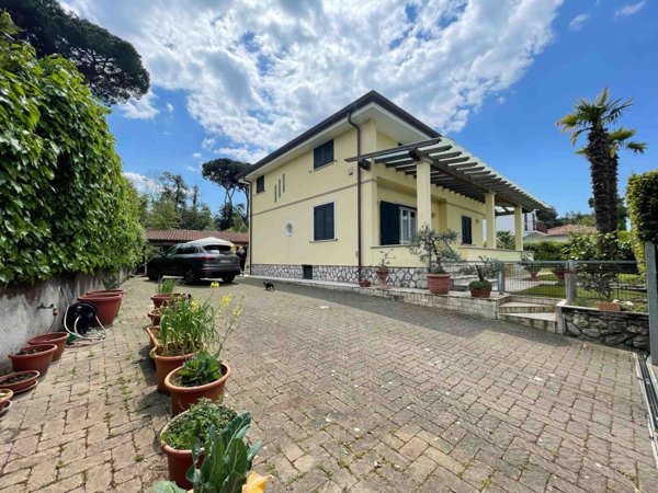 casa indipendente in vendita a Pietrasanta in zona Vignone