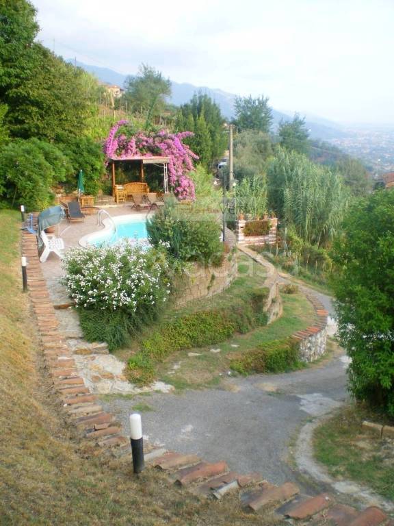 casa indipendente in vendita a Pietrasanta in zona Strettoia