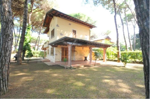 casa indipendente in vendita a Pietrasanta in zona Motrone