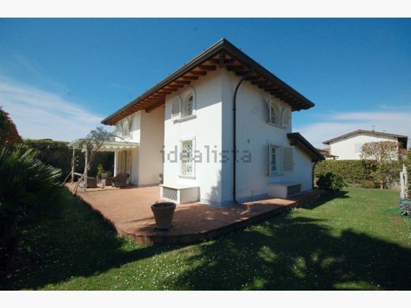casa indipendente in vendita a Pietrasanta in zona Tonfano