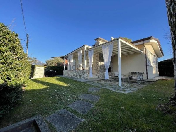 casa indipendente in vendita a Pietrasanta in zona Tonfano