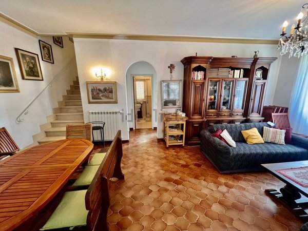 casa indipendente in vendita a Pietrasanta in zona Tonfano