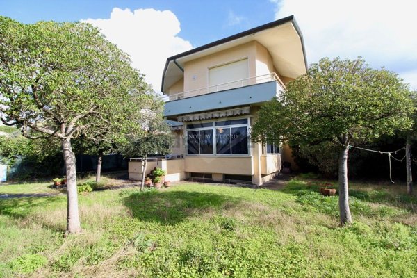 casa indipendente in vendita a Pietrasanta in zona Tonfano