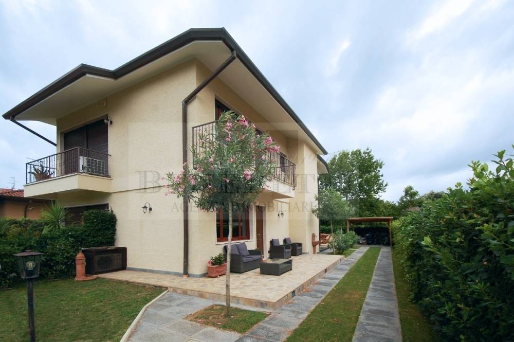 casa indipendente in vendita a Pietrasanta in zona Marina di Pietrasanta
