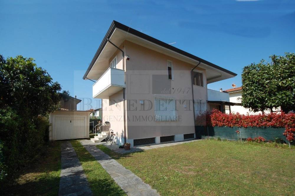 casa indipendente in vendita a Pietrasanta in zona Vignone