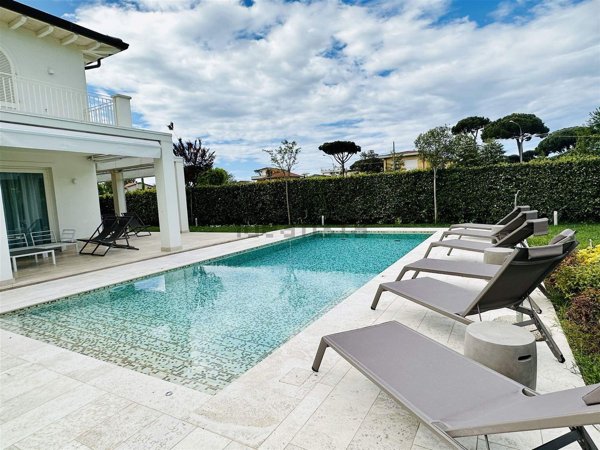 casa indipendente in vendita a Pietrasanta in zona Tonfano