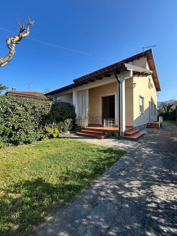 casa indipendente in vendita a Pietrasanta in zona Fiumetto