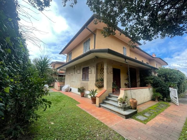 casa indipendente in vendita a Pietrasanta in zona Tonfano