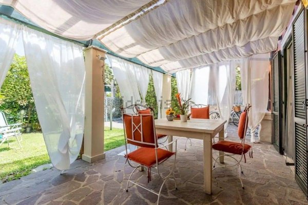 casa indipendente in vendita a Pietrasanta in zona Tonfano