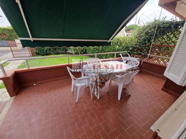 casa indipendente in vendita a Pietrasanta in zona Tonfano