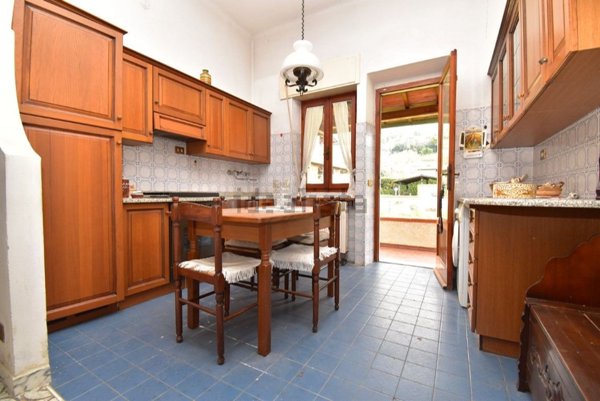 casa indipendente in vendita a Pietrasanta in zona Strettoia