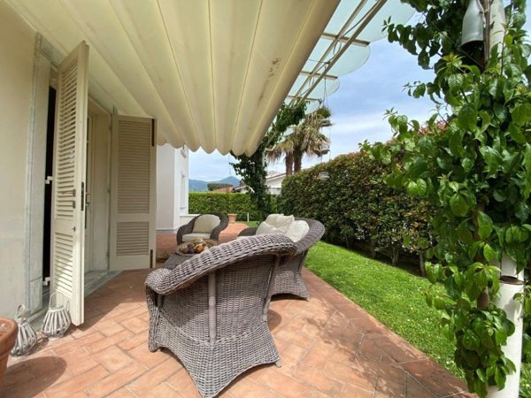 casa indipendente in vendita a Pietrasanta in zona Tonfano