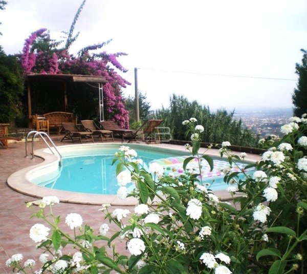 casa indipendente in vendita a Pietrasanta in zona Strettoia