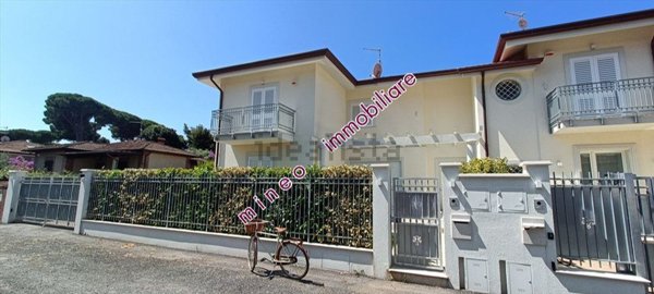casa indipendente in vendita a Pietrasanta in zona Tonfano