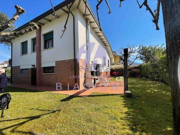 casa indipendente in vendita a Pietrasanta in zona Tonfano