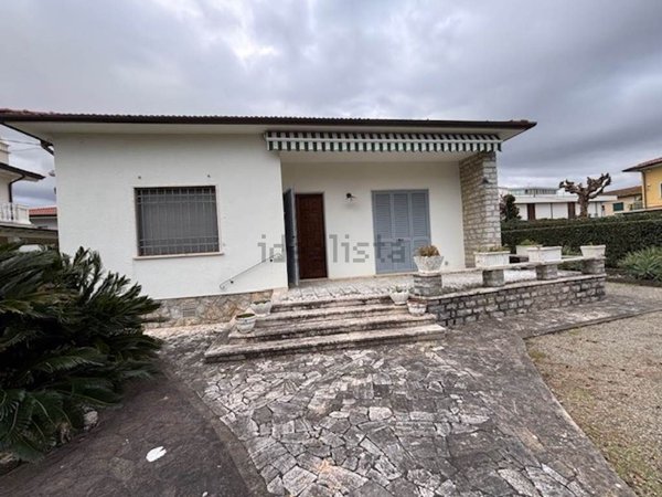 casa indipendente in vendita a Pietrasanta in zona Fiumetto