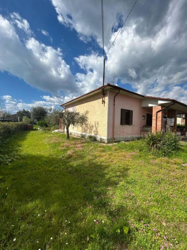 casa indipendente in vendita a Pietrasanta in zona Crociale