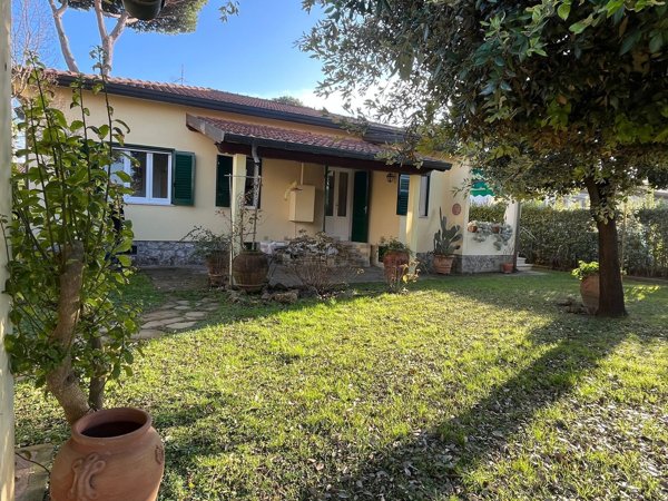 casa indipendente in vendita a Pietrasanta in zona Motrone