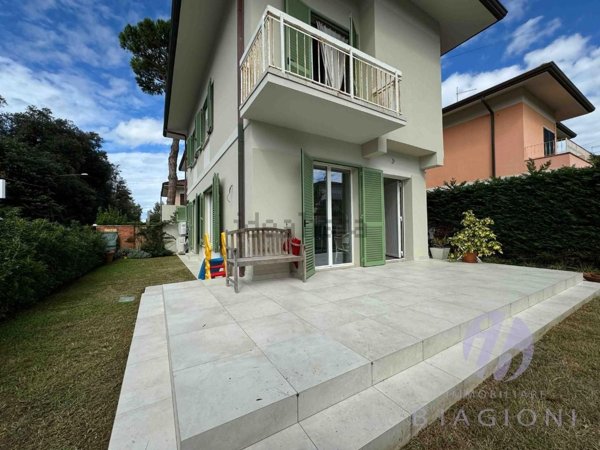 casa indipendente in vendita a Pietrasanta in zona Tonfano
