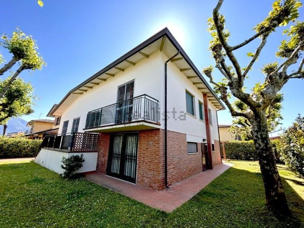 casa indipendente in vendita a Pietrasanta in zona Tonfano