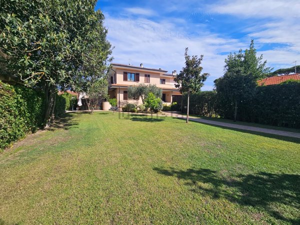 casa indipendente in vendita a Pietrasanta in zona Tonfano