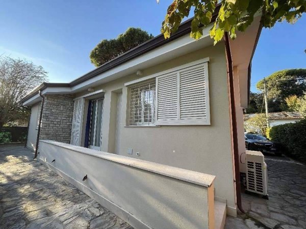 casa indipendente in vendita a Pietrasanta in zona Vignone