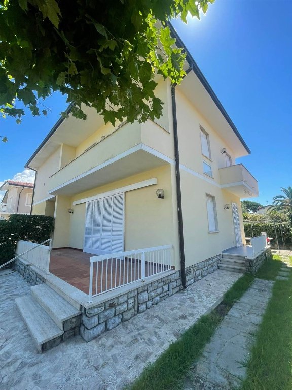 casa indipendente in vendita a Pietrasanta in zona Tonfano