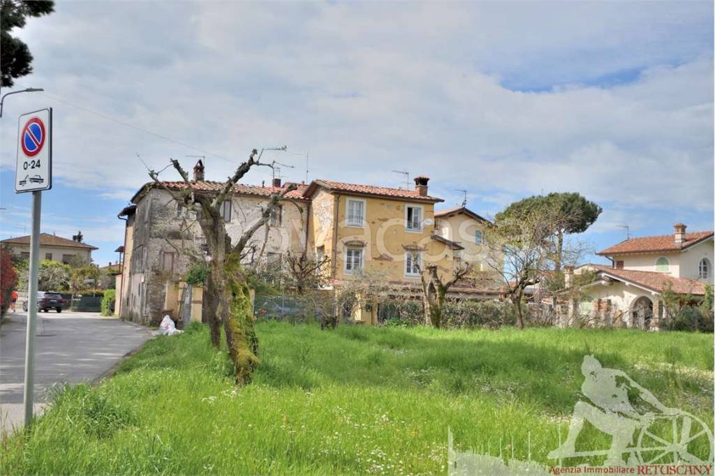 casa indipendente in vendita a Pietrasanta in zona Crociale