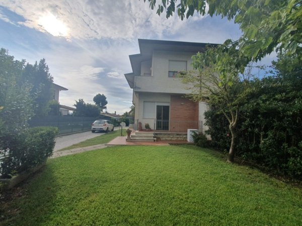 casa indipendente in vendita a Pietrasanta in zona Motrone