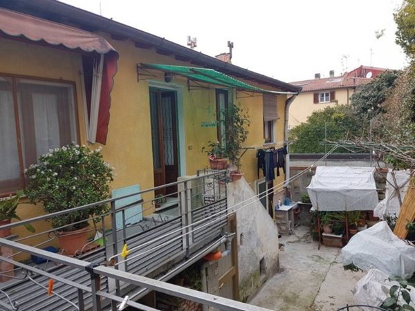 casa indipendente in vendita a Pietrasanta in zona Vallecchia