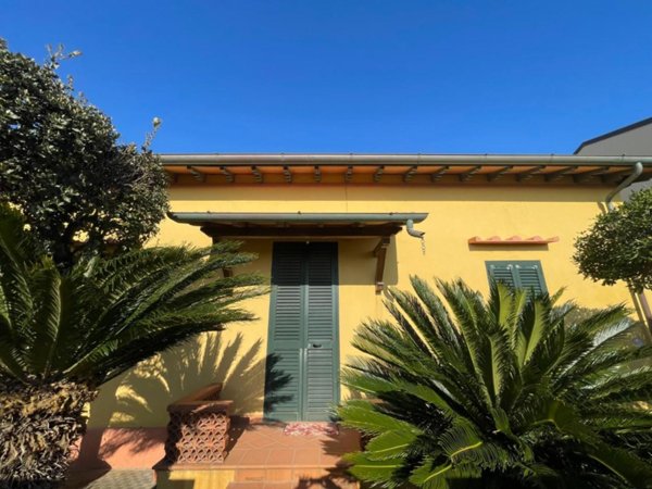 casa indipendente in vendita a Pietrasanta in zona Tonfano