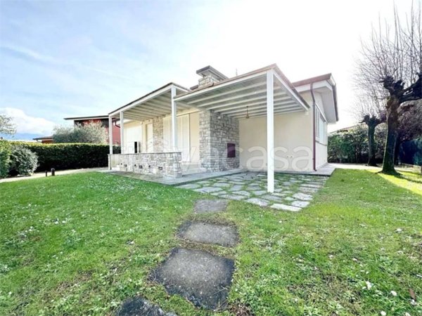 casa indipendente in vendita a Pietrasanta in zona Tonfano